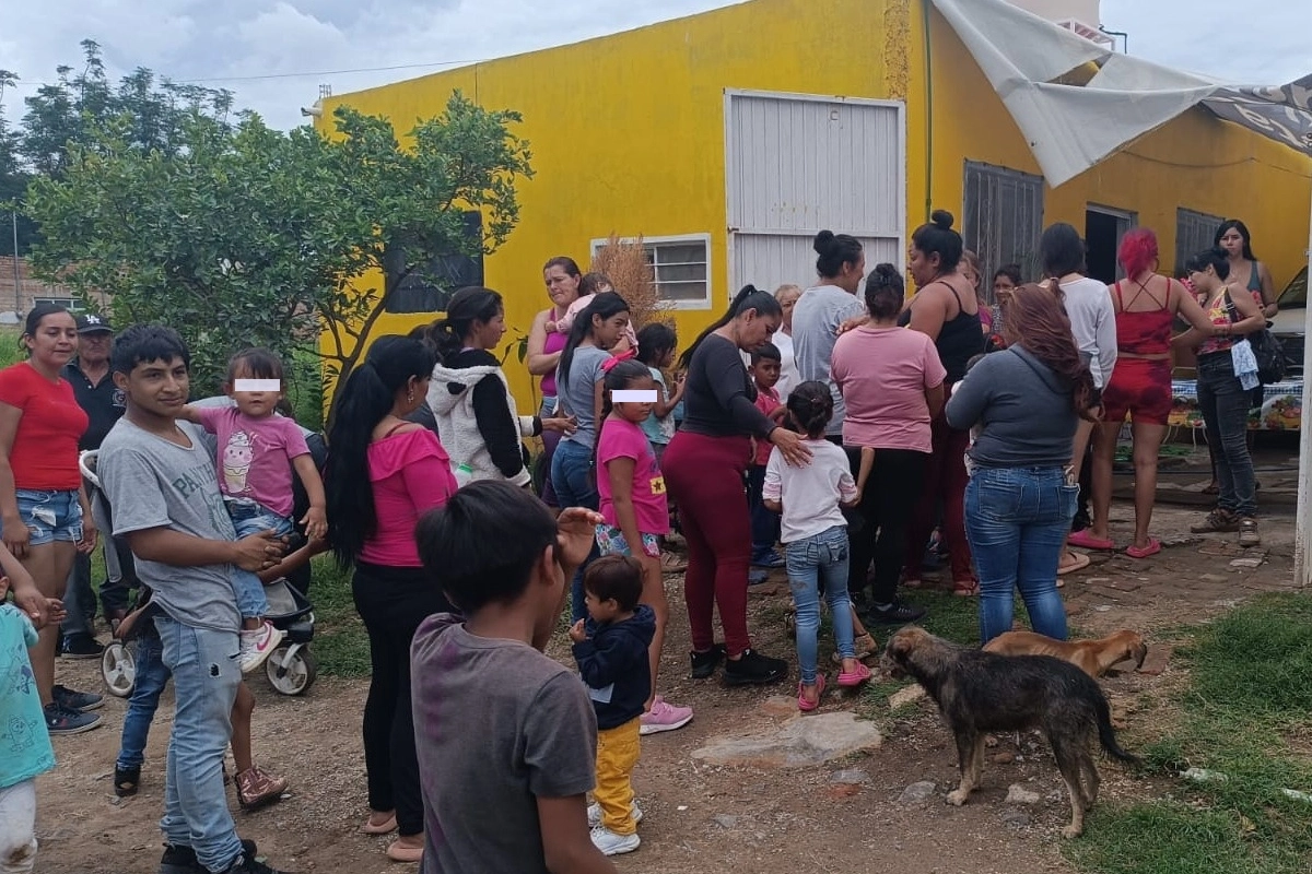 colonia en tlaquepaque, personas hacen fila para recibir apoyos