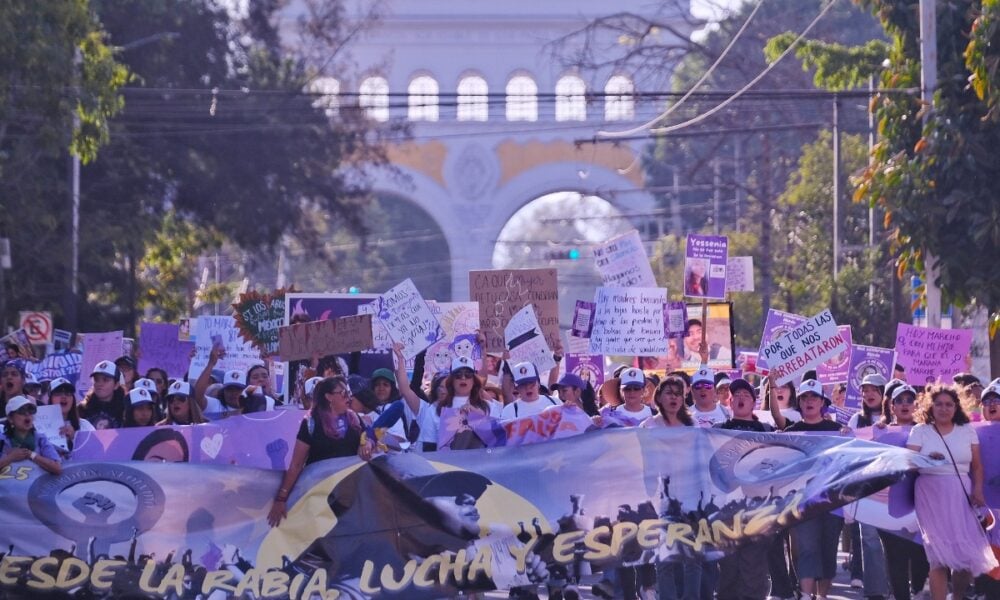 manifestación de marcha por las mujeres en guadalajara