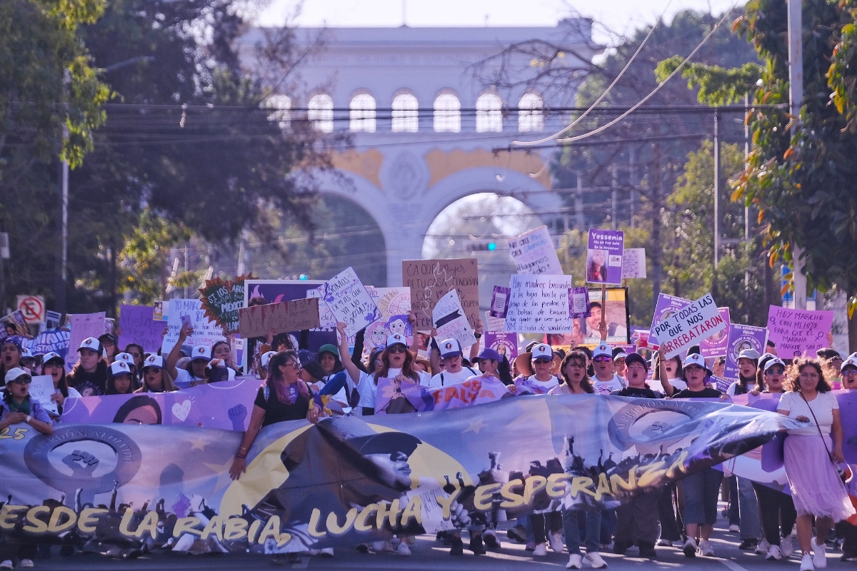 manifestación de marcha por las mujeres en guadalajara