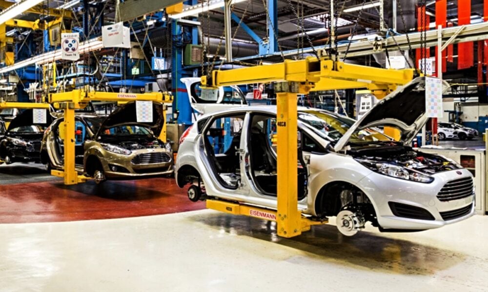 EE.UU. retrasa aranceles en autos procedentes de México y Canadá
