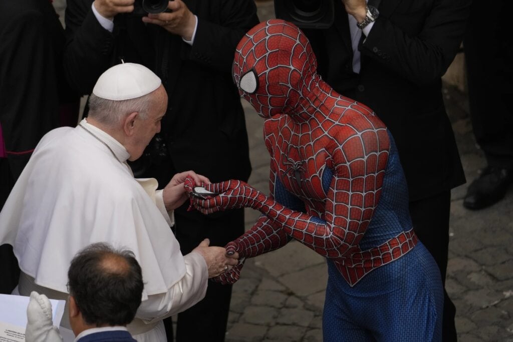 el papa y spiderman