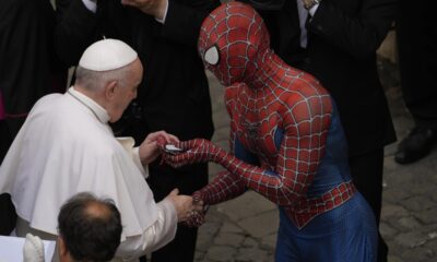 el papa y spiderman