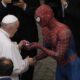 el papa y spiderman
