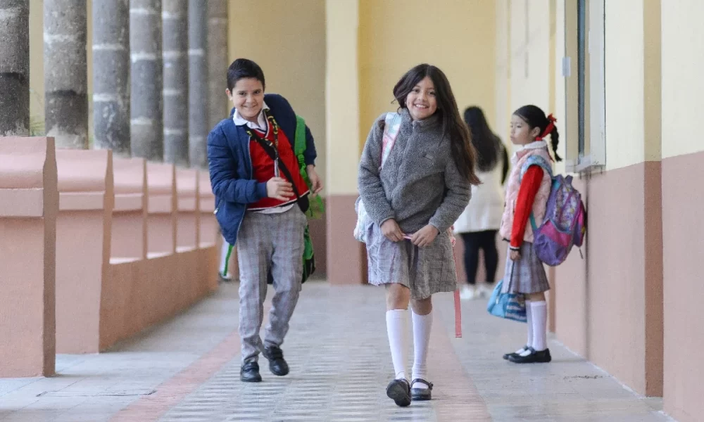niños de escuela primaria caminan a la salida