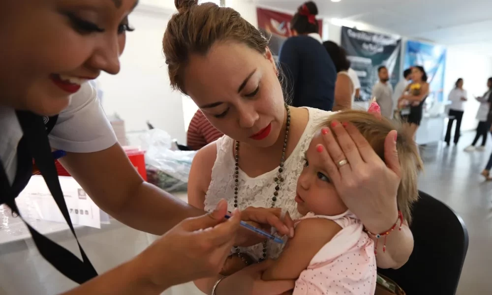 enfermera vacuna a niños