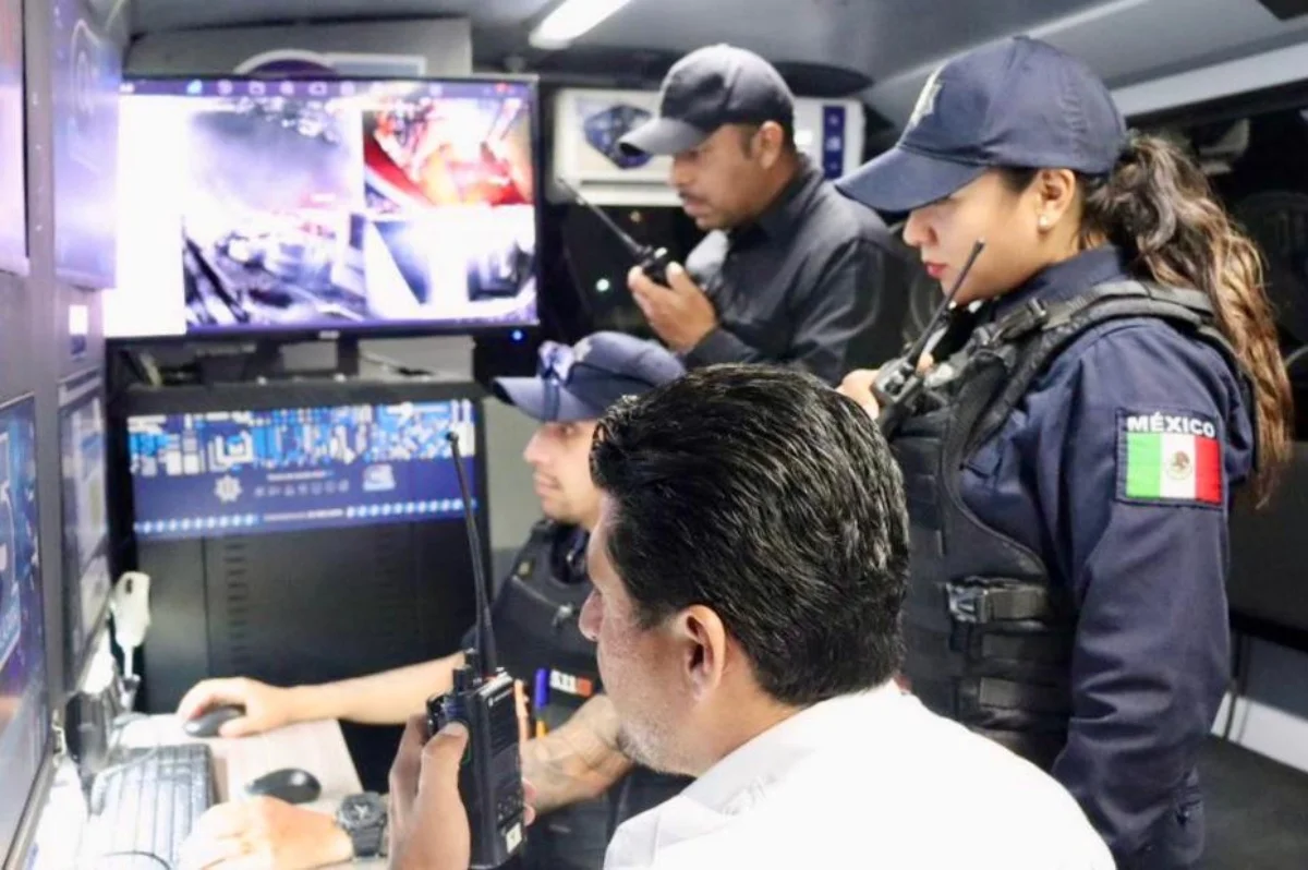 Policías en el C5 Jalisco