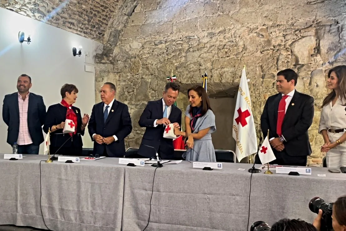 Gobernador de Jalisco dona a Cruz Roja