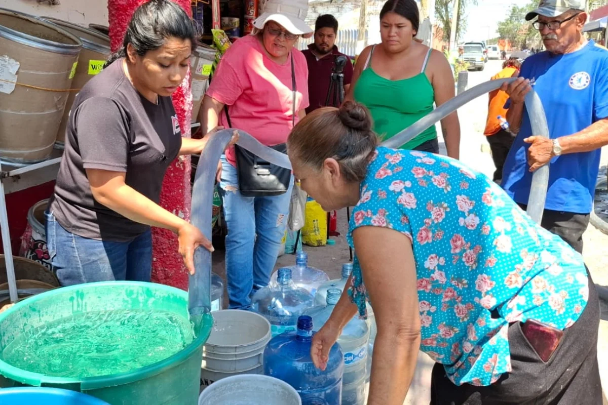 llevan cubetas con pipa de Tlaquepaque