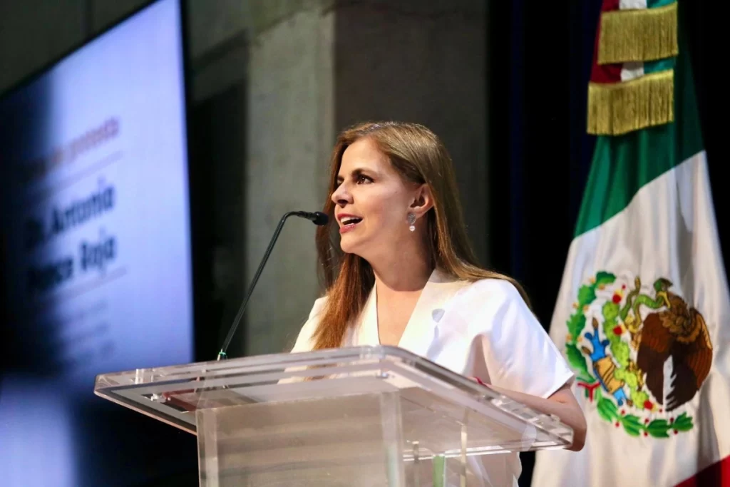 la rectora de la UdeG