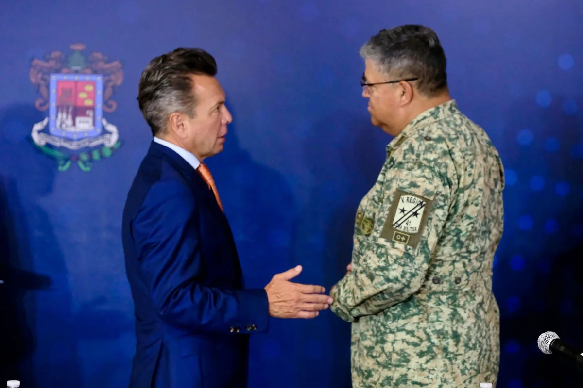 Pablo Lemus en reunión con militares