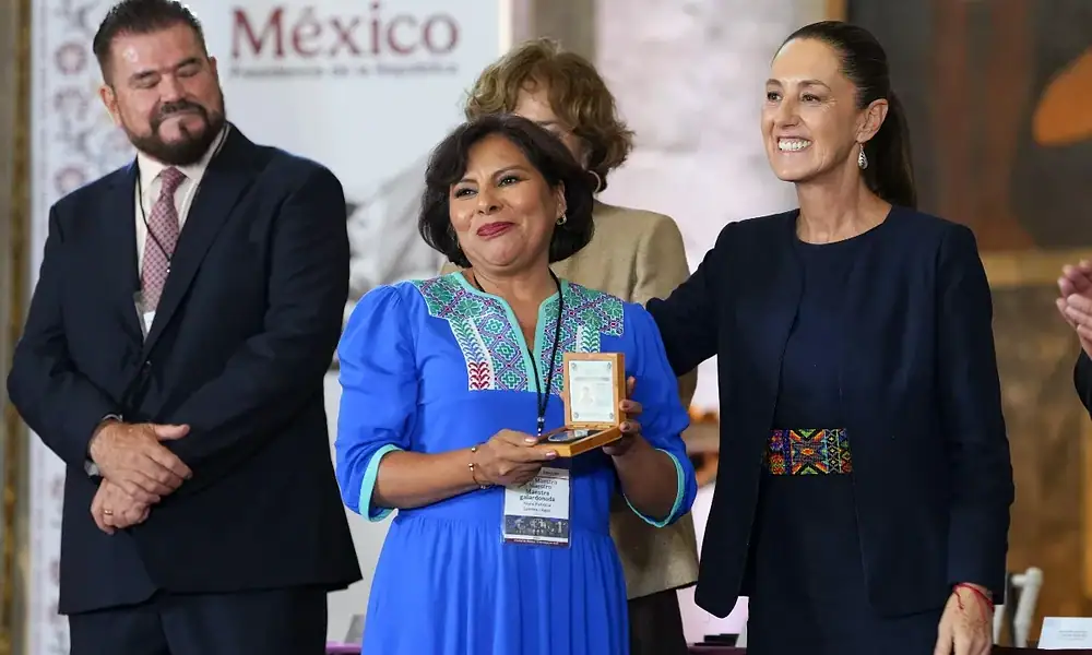 La Presidenta de México reconoce a los maestros y maestras.
