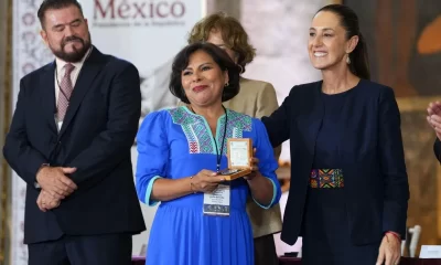 La Presidenta de México reconoce a los maestros y maestras.