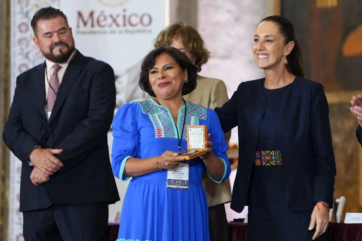La Presidenta de México reconoce a los maestros y maestras.