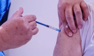 personal de salud vacuna de influenza a adulto mayor