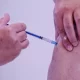 personal de salud vacuna de influenza a adulto mayor