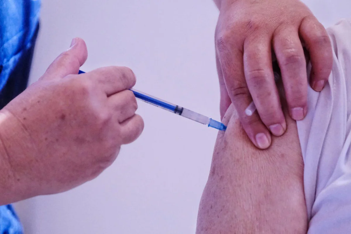 personal de salud vacuna de influenza a adulto mayor