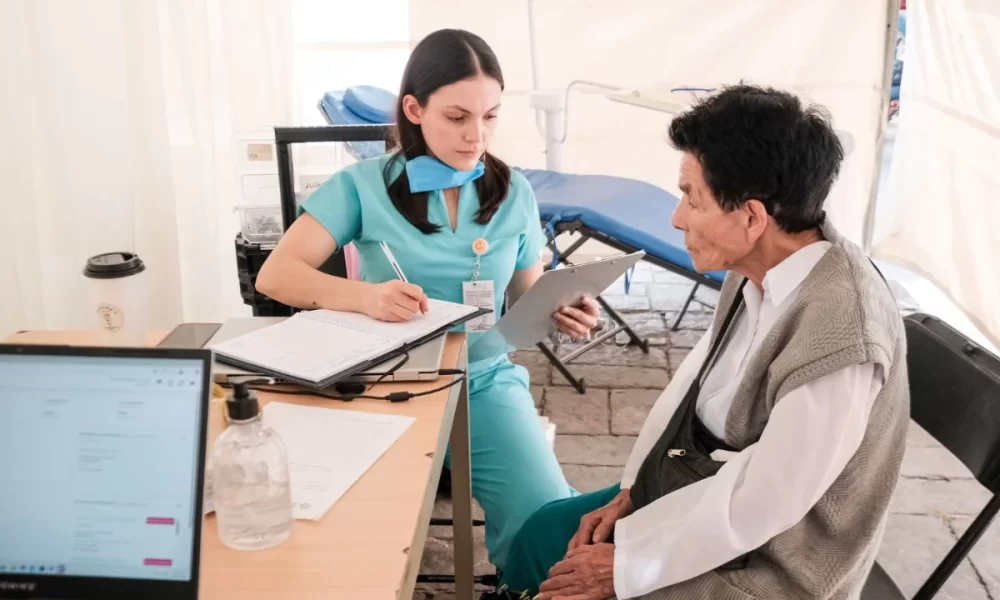 Doctora atiende a adulto mayor