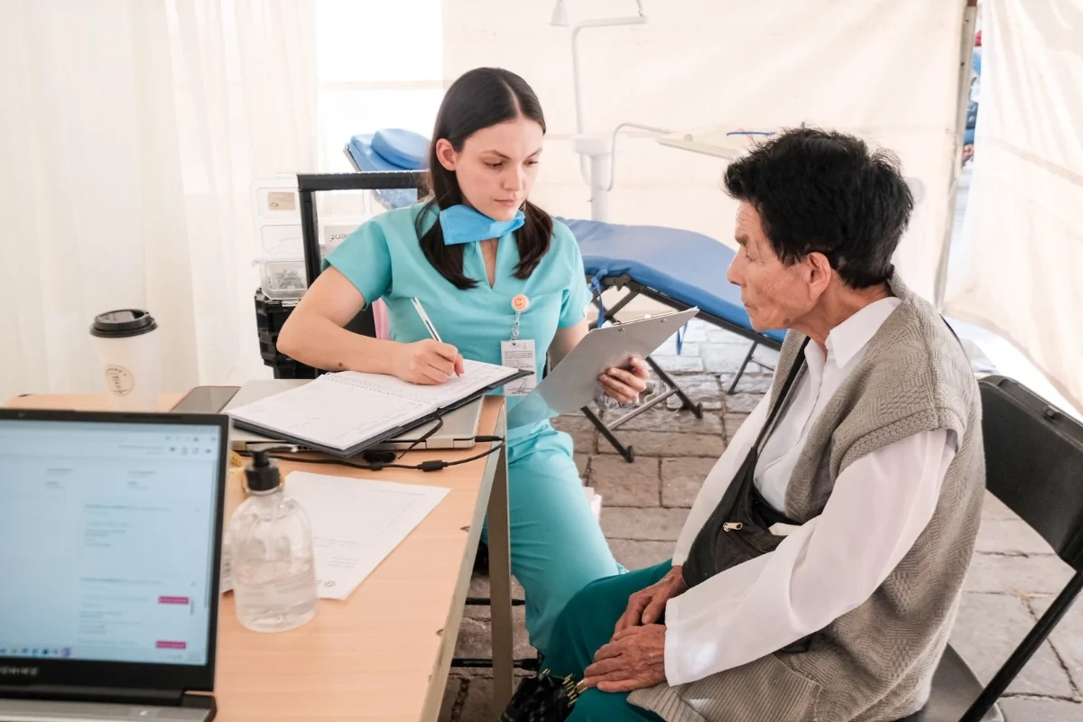 Doctora atiende a adulto mayor