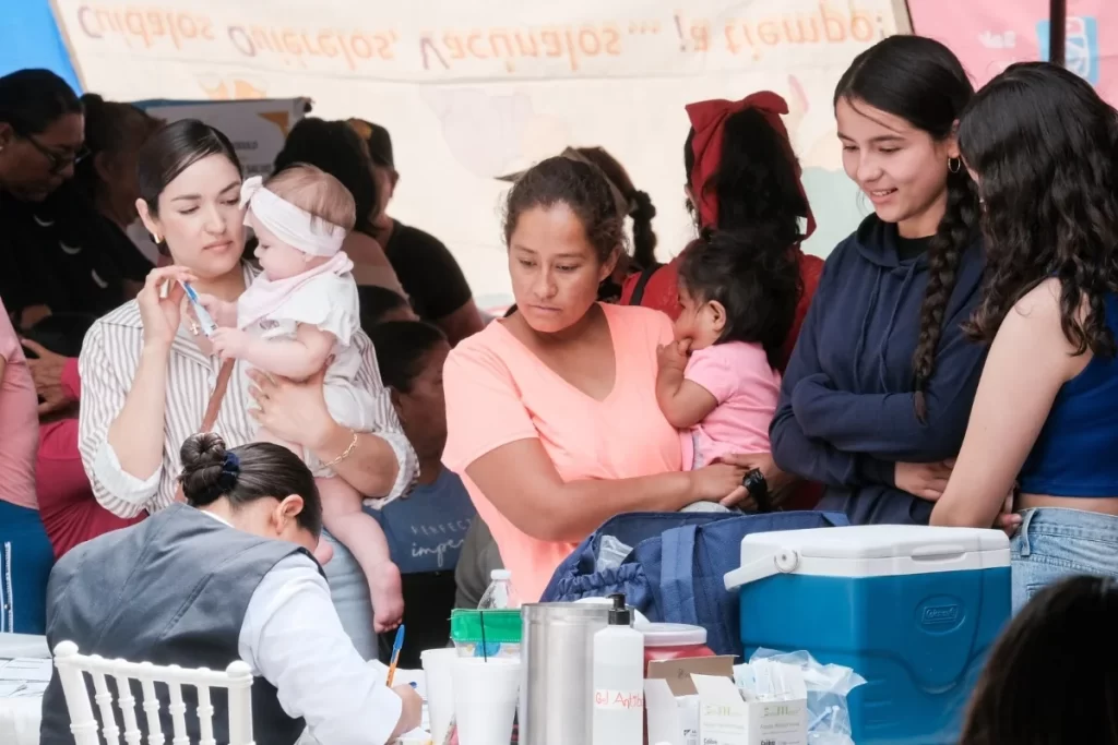 Doctora atiende a menores de edad