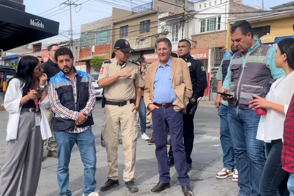 supervisan labores de limpieza en arroyo seco
