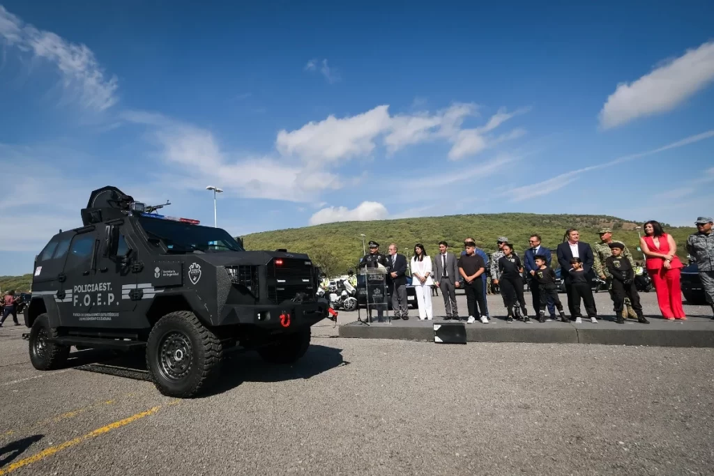 entregan equipo a policías de jalisco