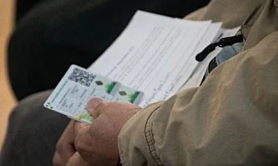 adulto mayor espera para hacer su pago de refrendo vehicular en Jalisco