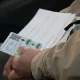 adulto mayor espera para hacer su pago de refrendo vehicular en Jalisco