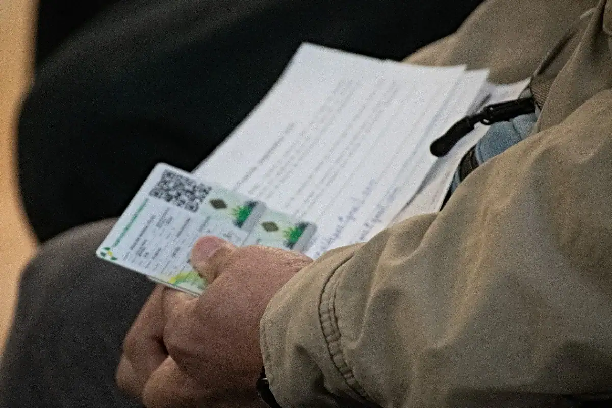 adulto mayor espera para hacer su pago de refrendo vehicular en Jalisco