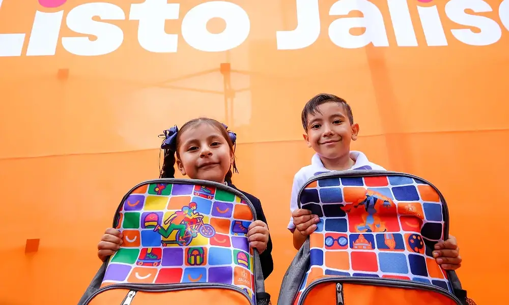 niños con paquetes escolares de Jalisco