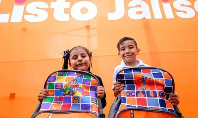 niños con paquetes escolares de Jalisco
