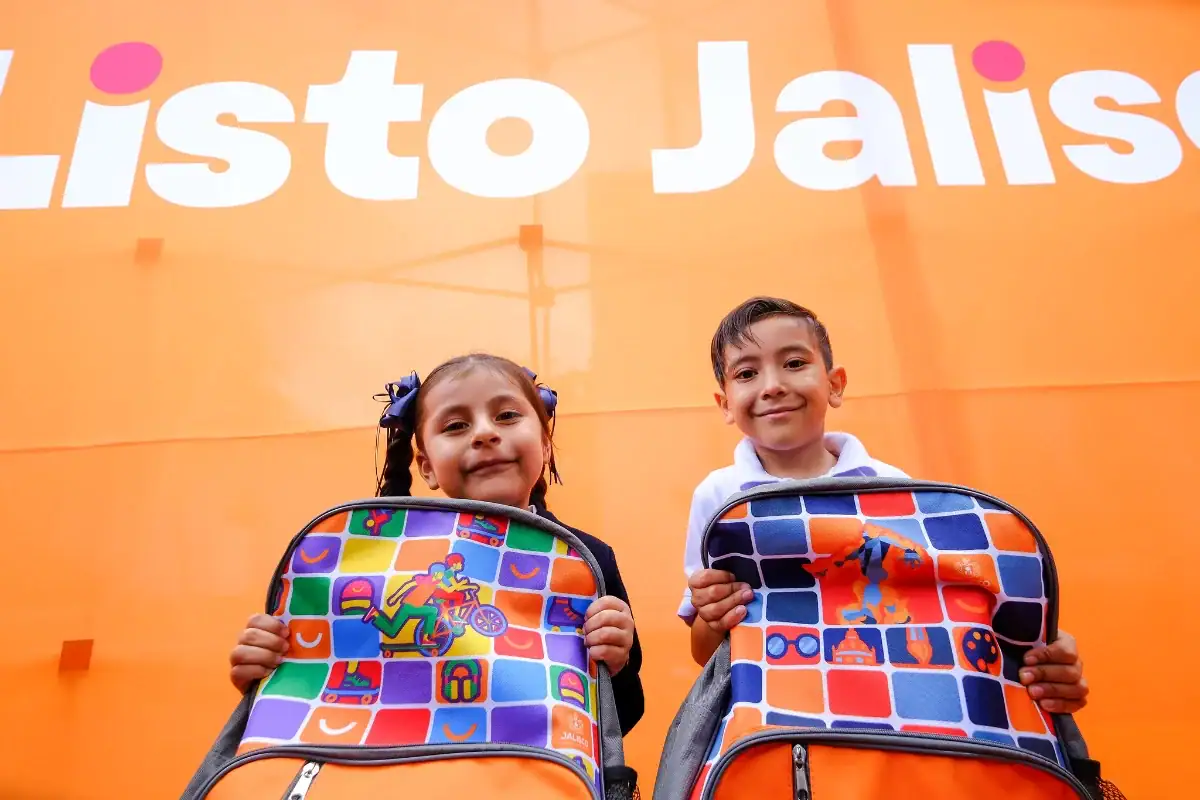 niños con paquetes escolares de Jalisco