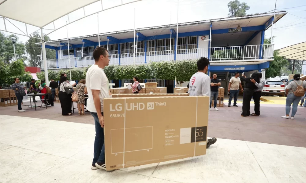 Zapopan equipa a más de 200 escuelas con pantallas inteligentes