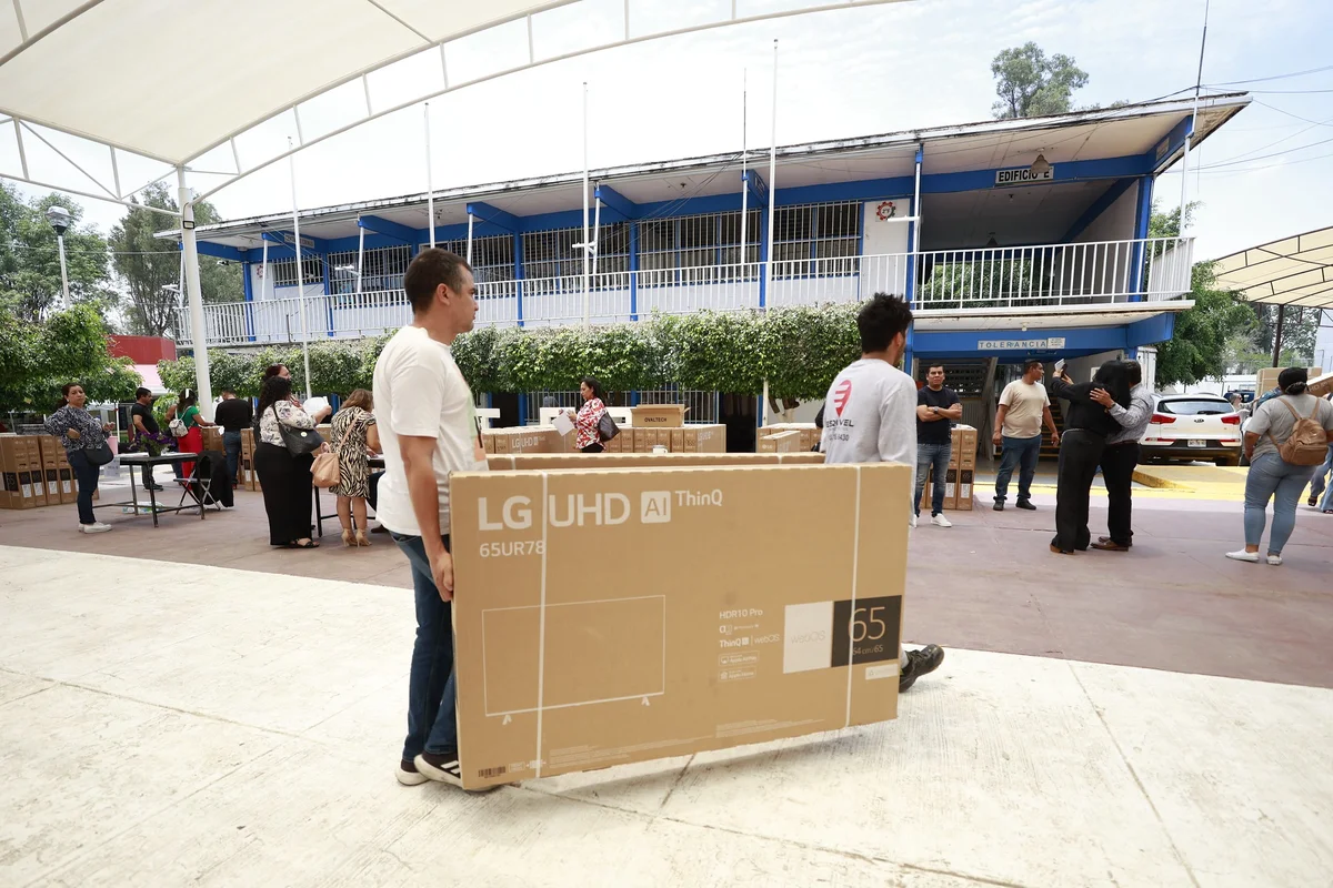 Zapopan equipa a más de 200 escuelas con pantallas inteligentes