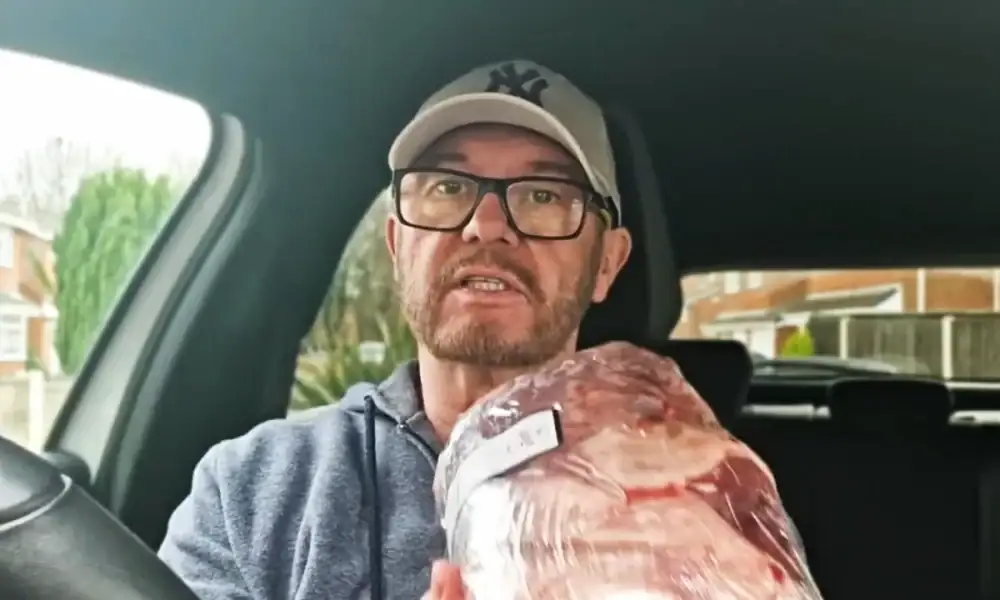 Alex Cannon muestra una pieza de carne de res.