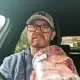 Alex Cannon muestra una pieza de carne de res.