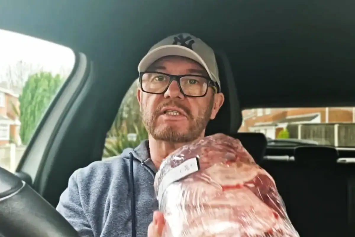 Alex Cannon muestra una pieza de carne de res.
