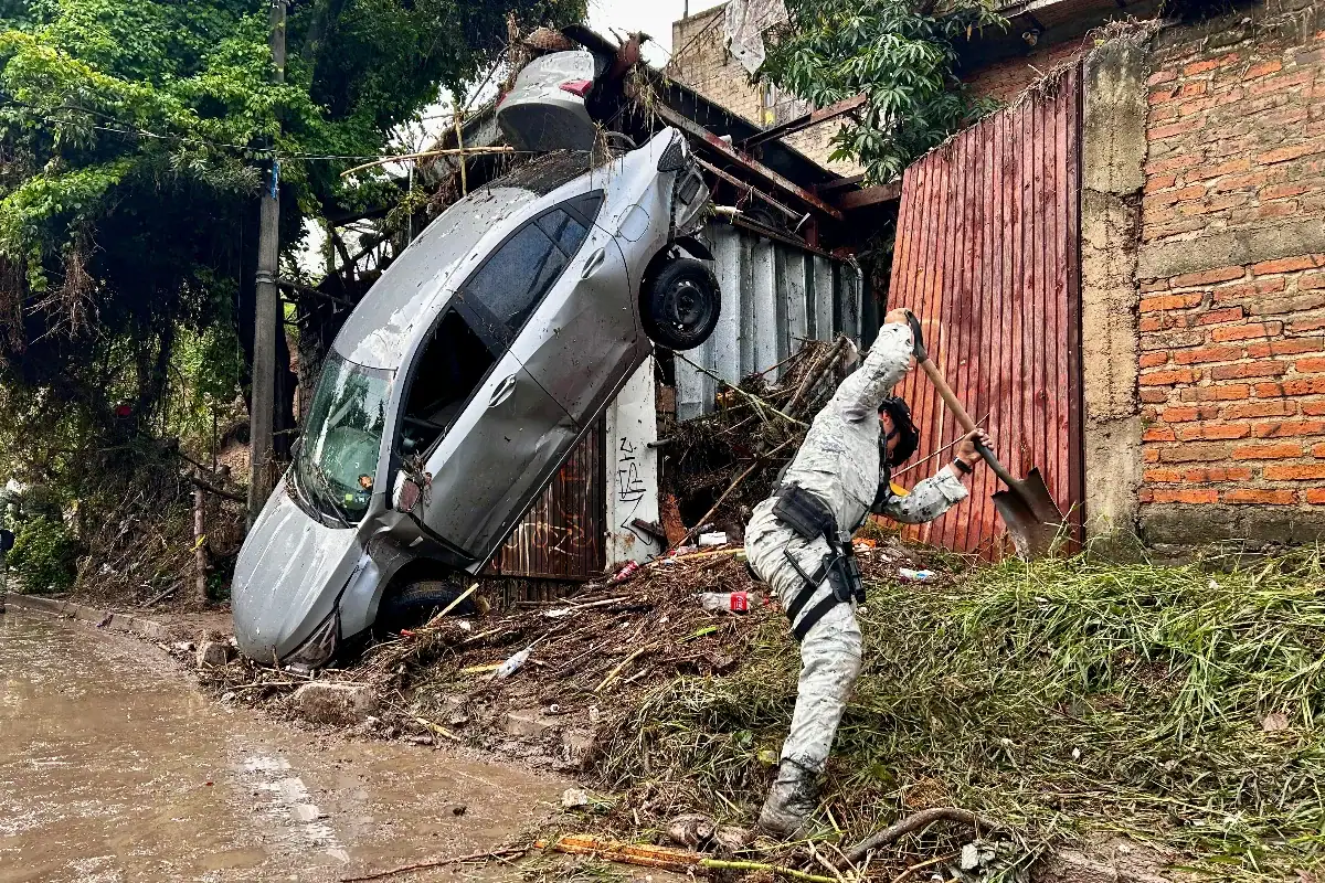 Guardia Nacional trabaja en la zona afectada por la tormenta en Zapopan