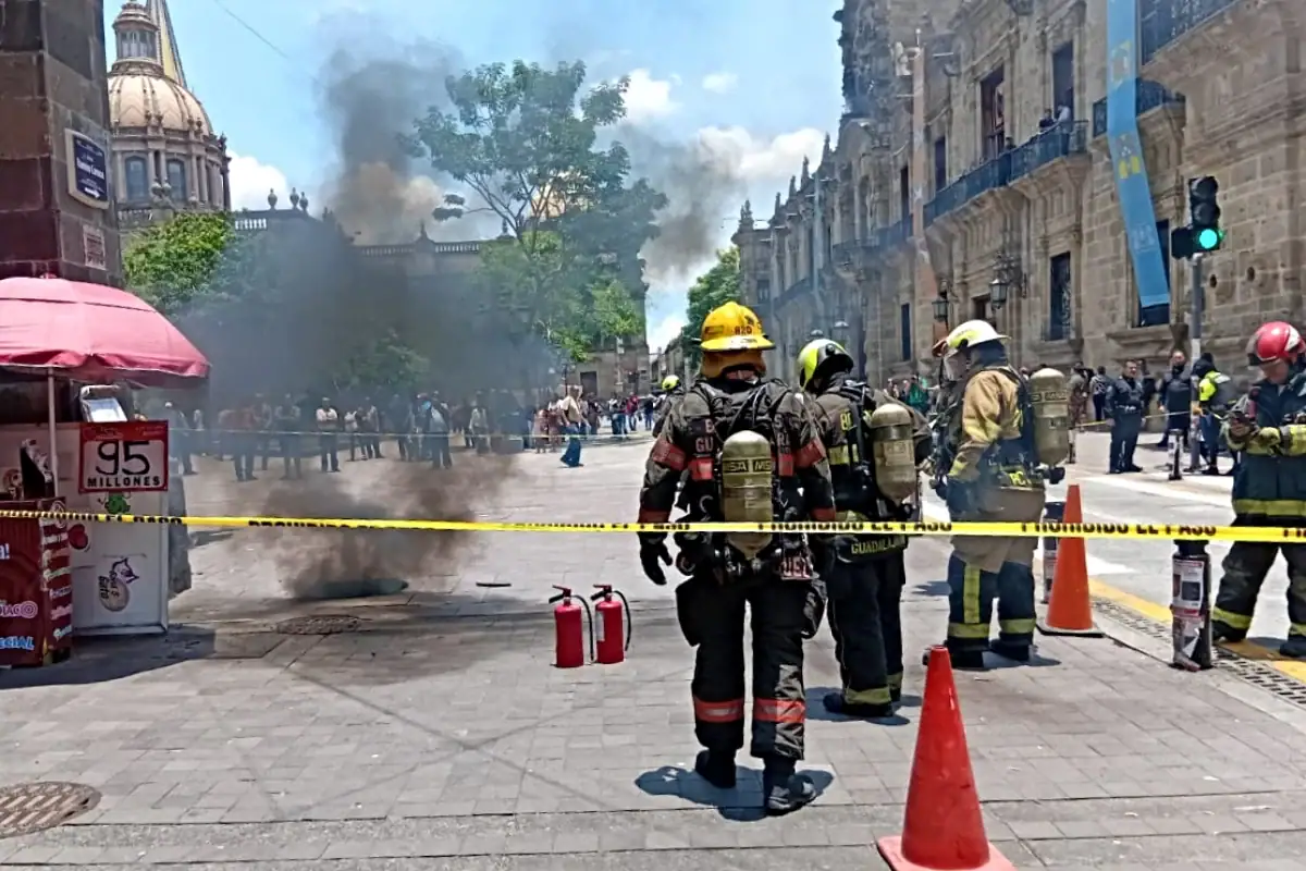 Bomberos de Guadalajara atienden incendio en el Centro