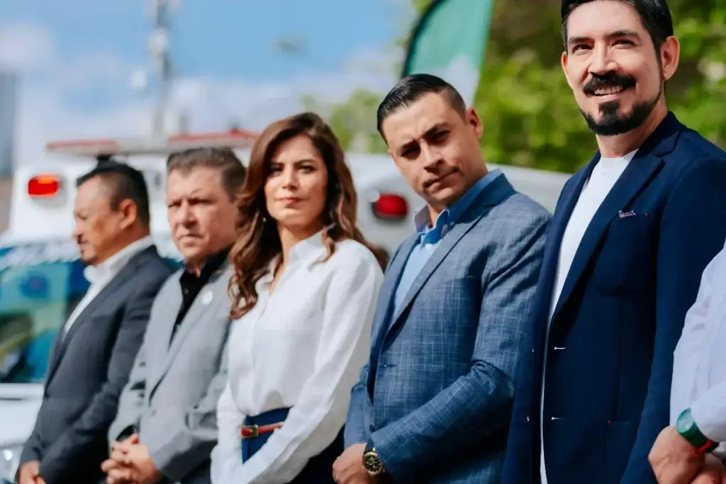 La alcaldesa de Guadalajara, Verónica Delgadillo, entregó siete ambulancias