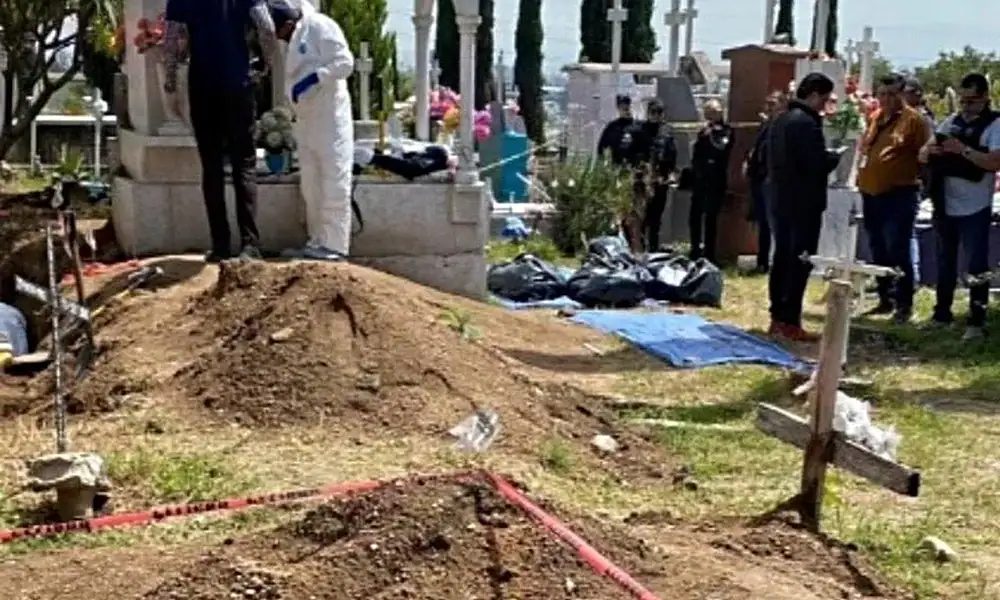 Madres Buscadoras trabajan en fosa del Panteón de San Sebastianito