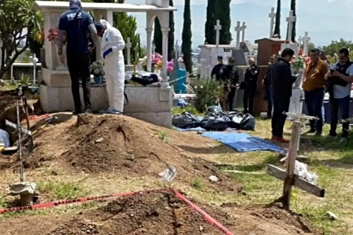 Madres Buscadoras trabajan en fosa del Panteón de San Sebastianito