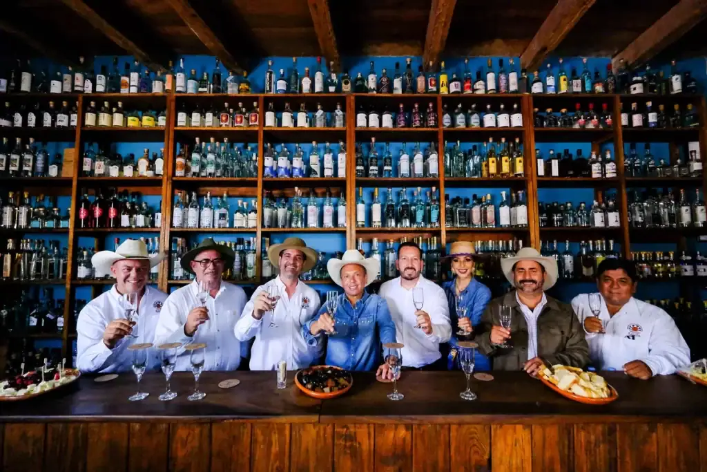 El gobernador de Jalisco dará apoyos a productores de raicilla. 