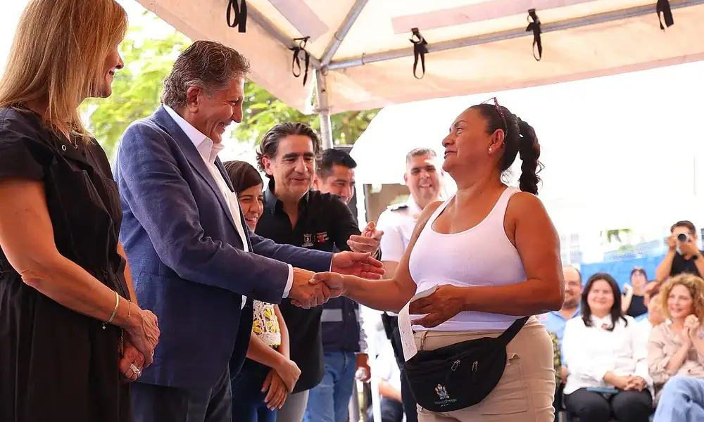 Entregan apoyos en la Martinica y Lomas de Tabachines