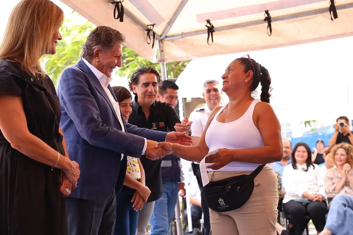 Entregan apoyos en la Martinica y Lomas de Tabachines