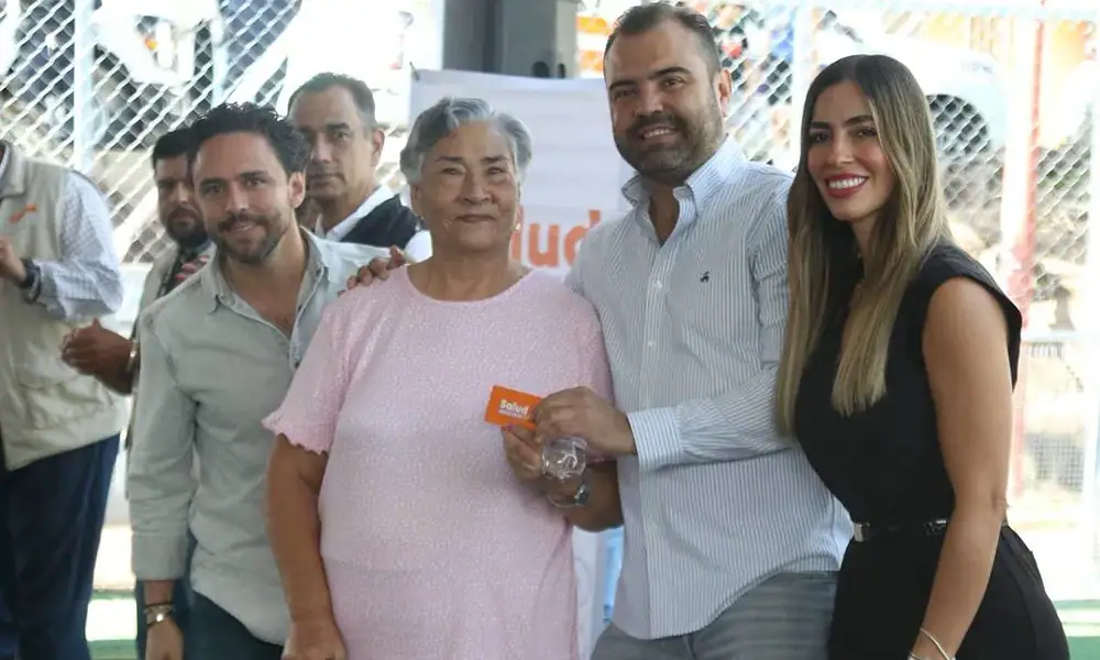 El alcalde Gerardo Quirino Velázquez encabezó la entrega de tarjetas del programa de salud.