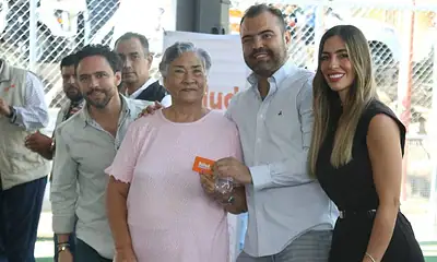 El alcalde Gerardo Quirino Velázquez encabezó la entrega de tarjetas del programa de salud.