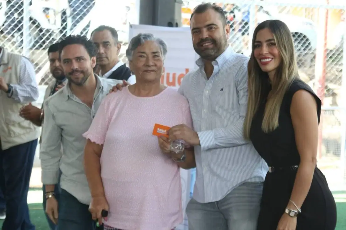 El alcalde Gerardo Quirino Velázquez encabezó la entrega de tarjetas del programa de salud.