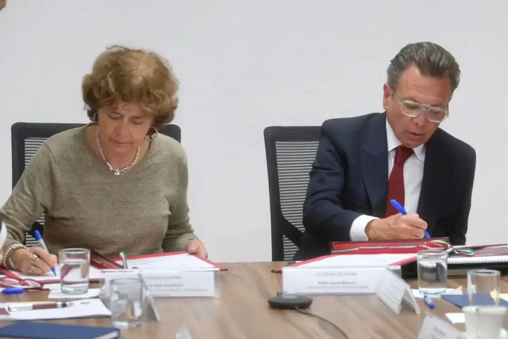 Pablo Lemus en la firma de convenio