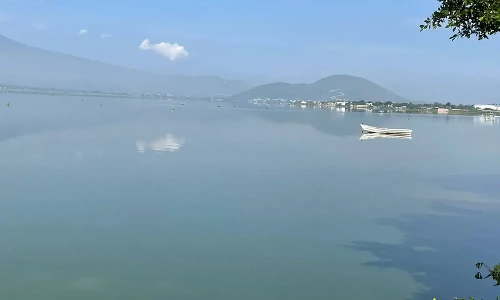 Entregan apoyos a pescadores de la laguna de Cajititlán
