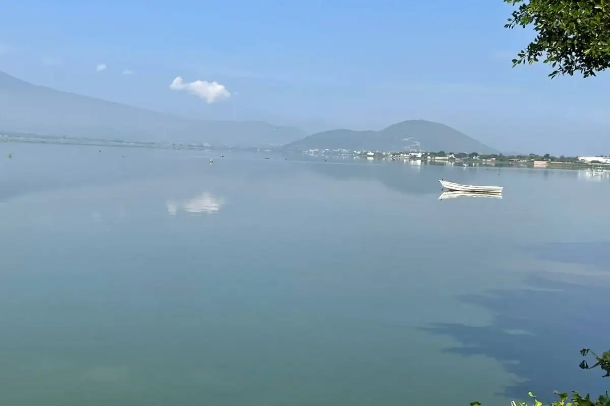 Entregan apoyos a pescadores de la laguna de Cajititlán